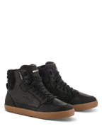 Alpinestars J-6 Waterproof sko, sort og gummi, high-top motorcykelsko i premium læder, sneaker-design med brun gummisål, vandtæt mærke og præget logo, urbant afslappet look