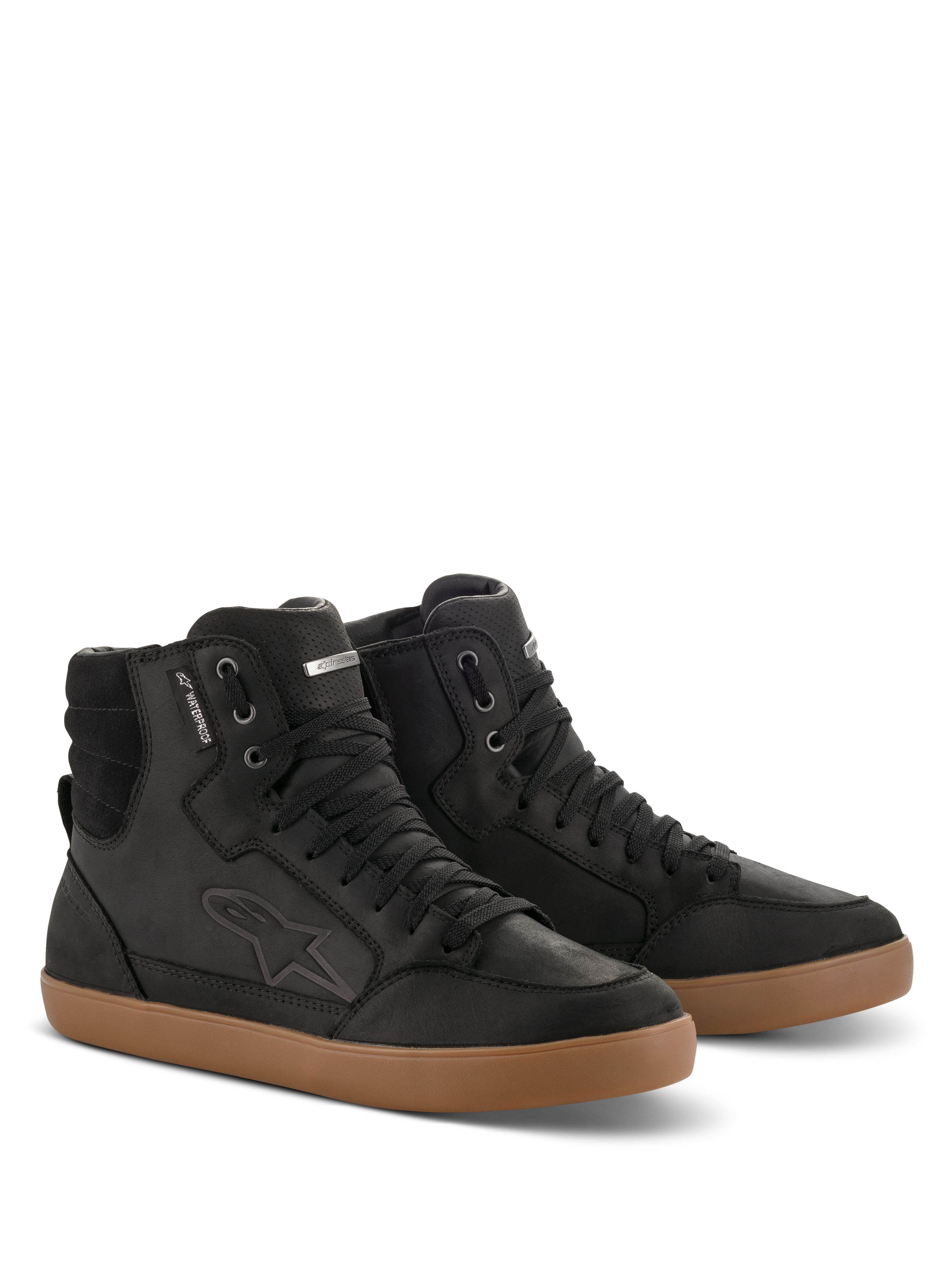 Alpinestars J-6 Waterproof sko, sort og gummi, high-top motorcykelsko i premium læder, sneaker-design med brun gummisål, vandtæt mærke og præget logo, urbant afslappet look