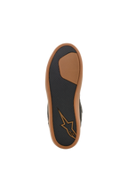 Alpinestars J-6 Waterproof sko, visning af sålen, sort og gummi, tekstureret gummimønster for greb og holdbarhed, med tan-farvet Astars-logo og gummifarvet yderkant, motorcykelfodtøj i sneaker-stil