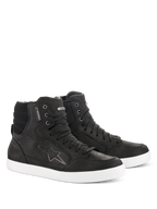 Alpinestars J-6 Waterproof sko, motorcykelsko, sort og hvid, high-top sneakerdesign, førsteklasses læder med snørelukning, hvid gummisål, med Astar-logo og vandtæt mærke, urban casual-stil til landevejskørsel