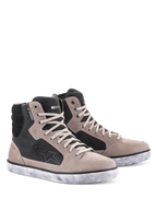 Alpinestars J-6 Waterproof sko, motorcykelsko, Black Flint og hvid, high-top sneaker-design med patineret hvid sål, overdel i ruskind og læder med stjernelogo og vandtæt-mærke, urbant fodtøj til motorcykelkørsel