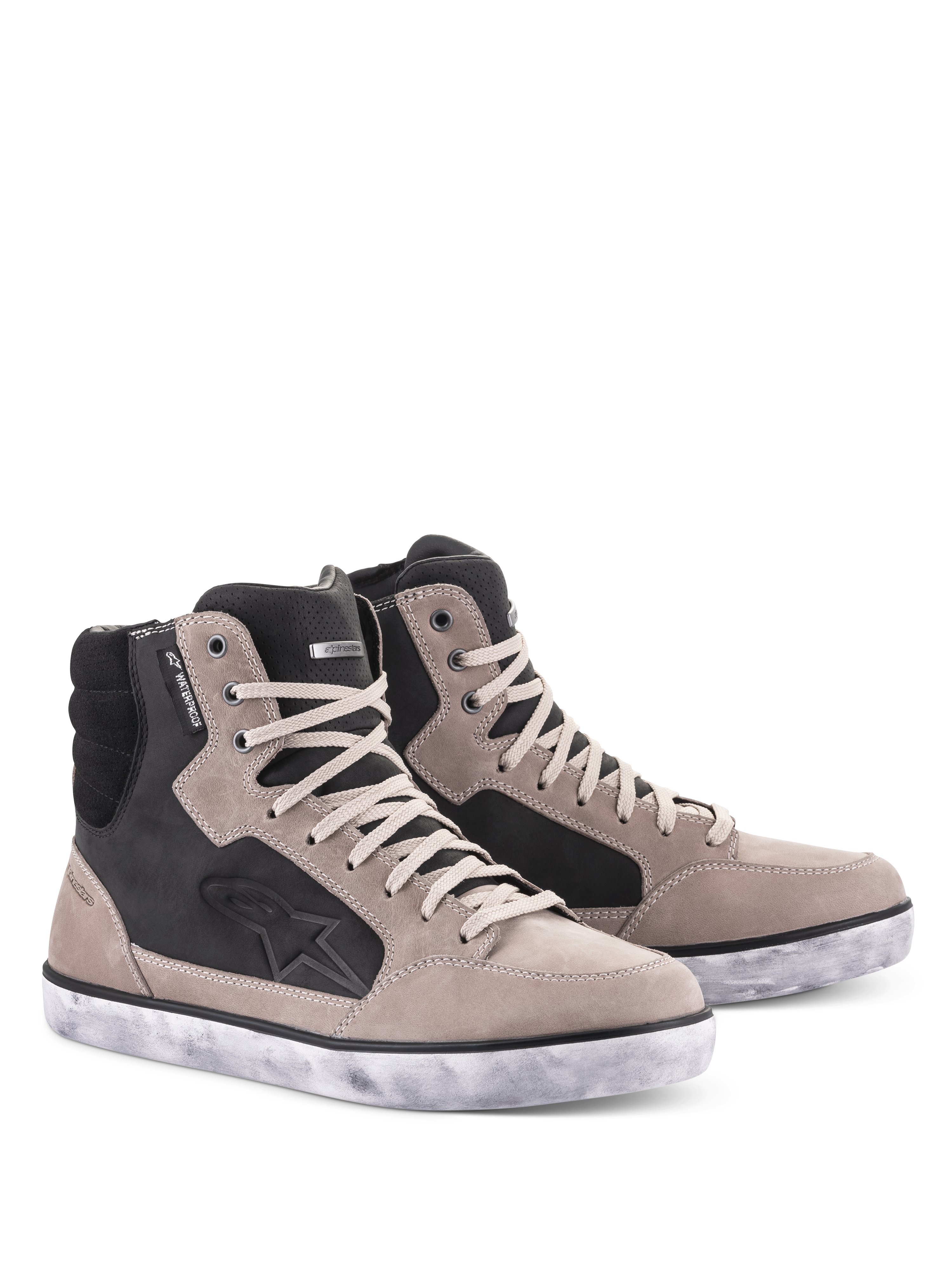Alpinestars J-6 Waterproof sko, motorcykelsko, Black Flint og hvid, high-top sneaker-design med patineret hvid sål, overdel i ruskind og læder med stjernelogo og vandtæt-mærke, urbant fodtøj til motorcykelkørsel