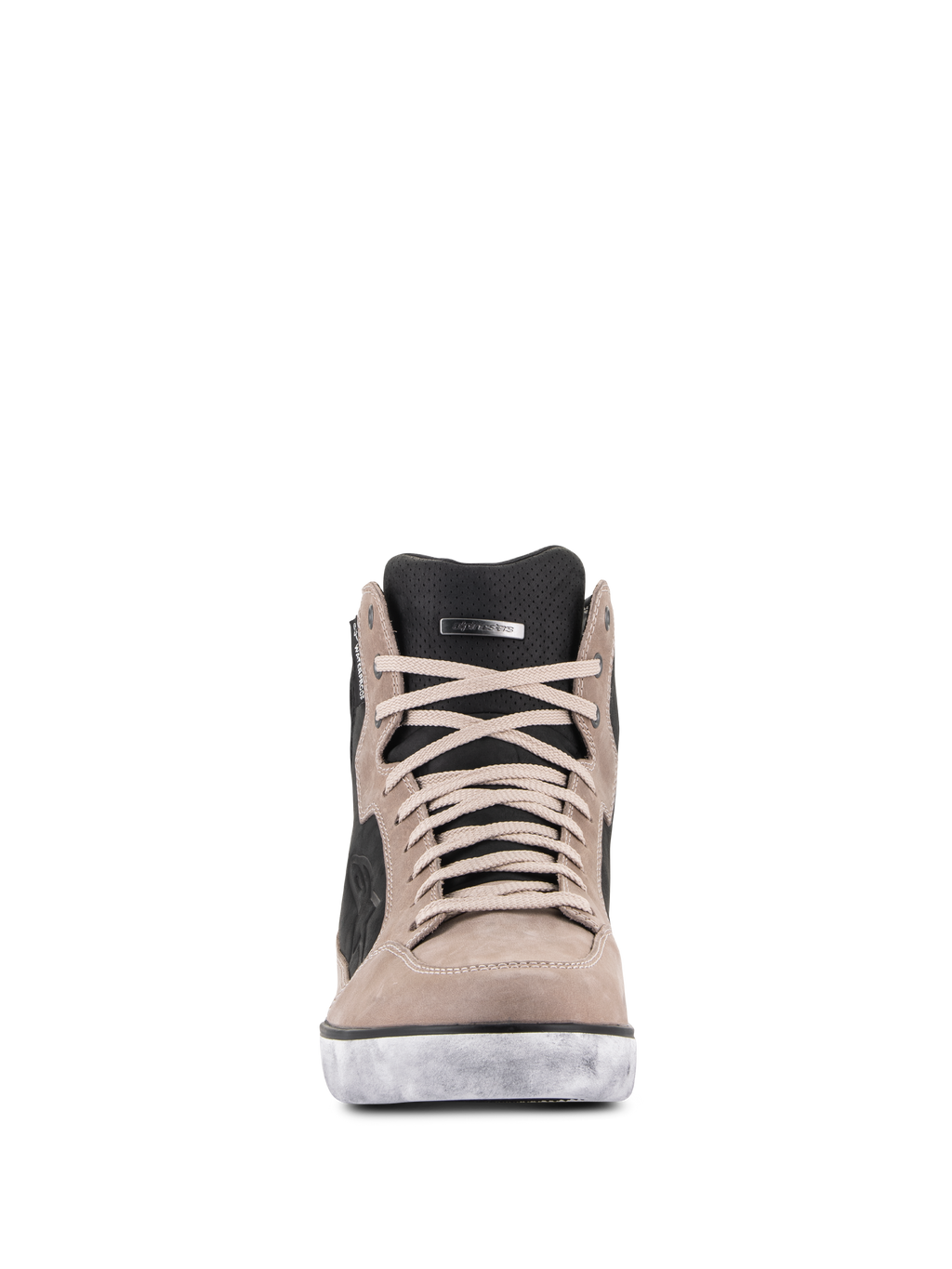 Alpinestars J-6 Waterproof-sko i Black Flint White, set forfra, førsteklasses motorcykelsko i læder i sneaker-stil med beige snørebånd, perforeret sort pløs og hvid sål med distressed look.