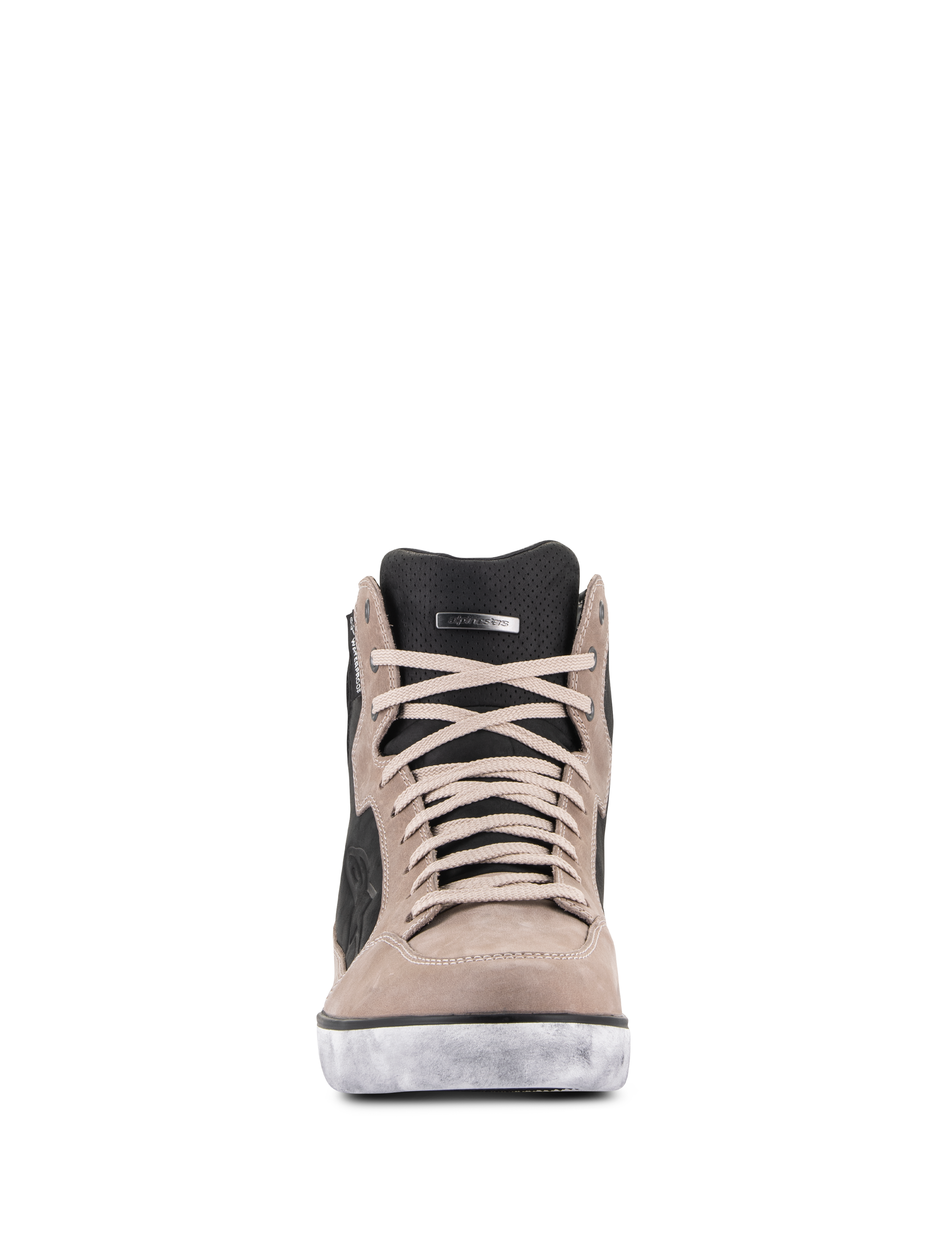 Alpinestars J-6 Waterproof-sko i Black Flint White, set forfra, førsteklasses motorcykelsko i læder i sneaker-stil med beige snørebånd, perforeret sort pløs og hvid sål med distressed look.