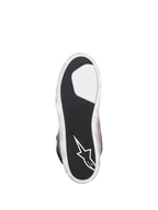 Alpinestars J-6 Waterproof sko, motorcykelsko, Black Flint White, ydersål set nedefra med tekstureret sort gummi for greb, hvidt Alpinestars-stjernelogo på hælen og hvide kanter med slidt look