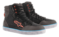Alpinestars J-6 Waterproof Canvas køresko, sort og antracitgrå, design som en høj sneaker med orange logo og snørehuller, lyseblå stribe på den hvide sål, vandtæt urban motorcykelfodtøj