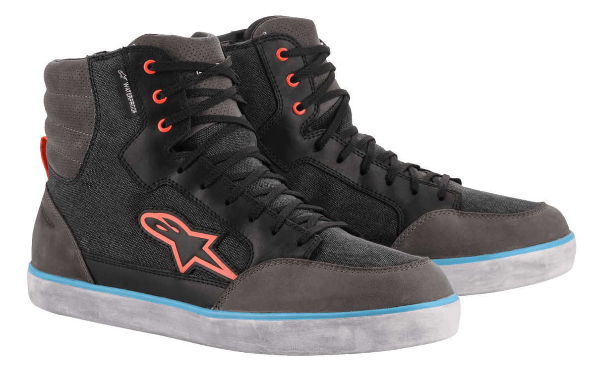 Alpinestars J-6 Waterproof Canvas køresko, sort og antracitgrå, design som en høj sneaker med orange logo og snørehuller, lyseblå stribe på den hvide sål, vandtæt urban motorcykelfodtøj