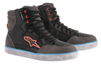 Alpinestars J-6 Waterproof Canvas køresko, sort og antracitgrå, design som en høj sneaker med orange logo og snørehuller, lyseblå stribe på den hvide sål, vandtæt urban motorcykelfodtøj