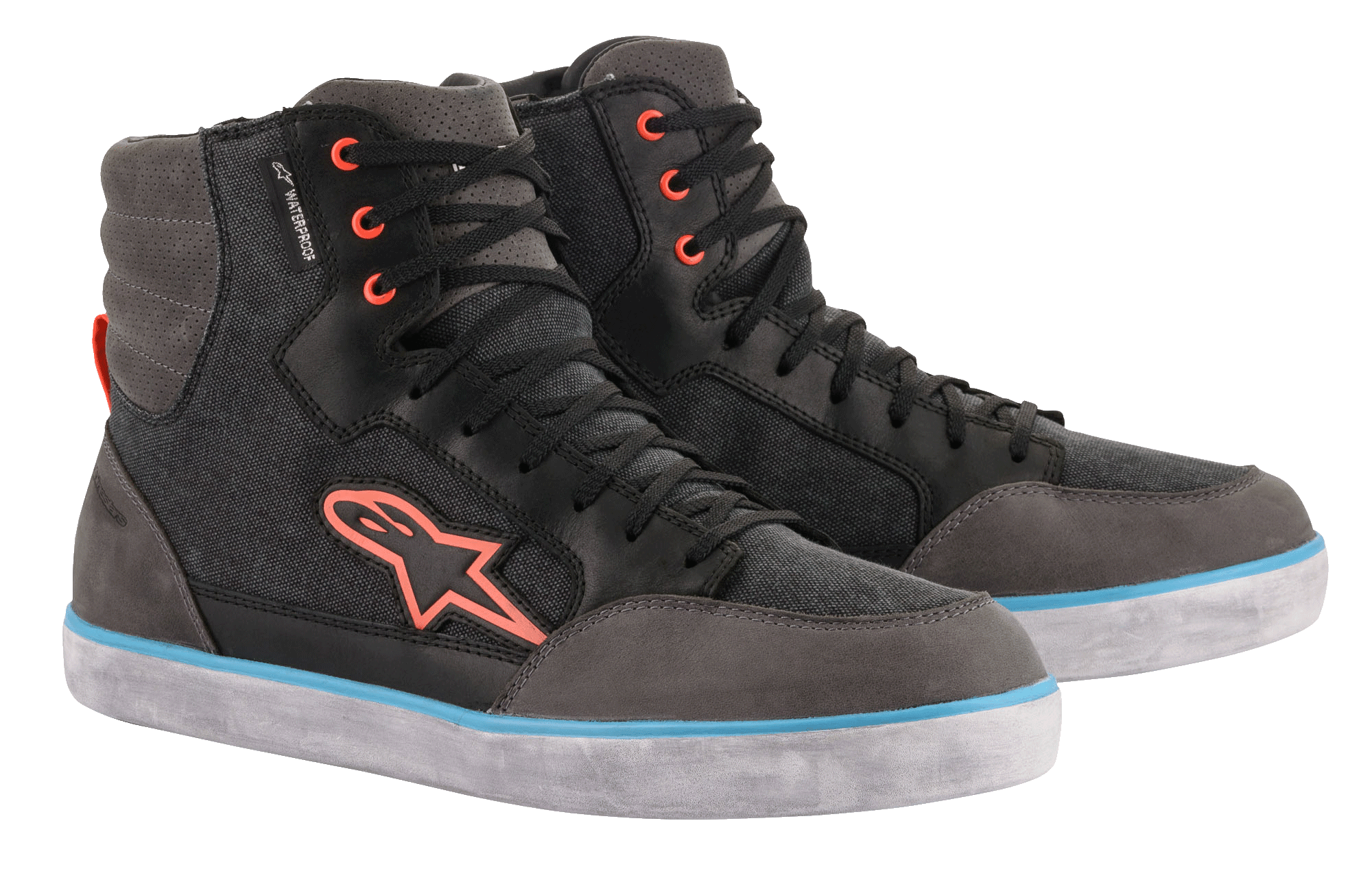 Alpinestars J-6 Waterproof Canvas køresko, sort og antracitgrå, design som en høj sneaker med orange logo og snørehuller, lyseblå stribe på den hvide sål, vandtæt urban motorcykelfodtøj