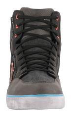 Alpinestars J-6 Waterproof Canvas ridesko, set forfra, sort og antracit med lyseblå såldetalje og orange snørehuller, motorcykelstøvle i sneaker-stil med vandtæt membran