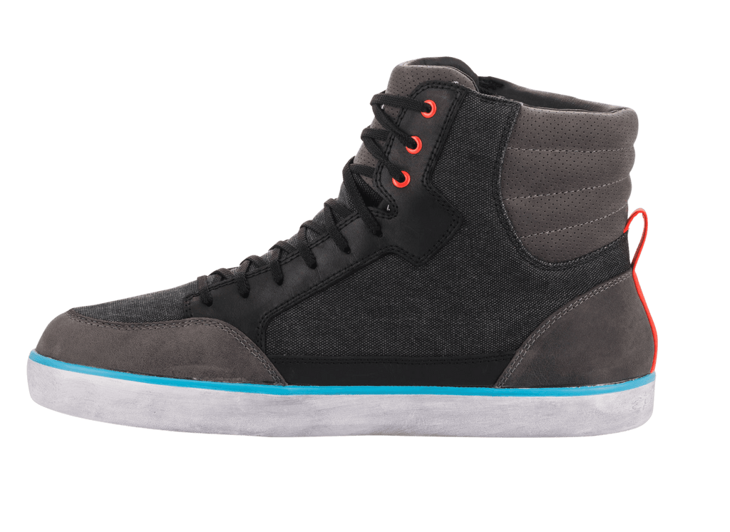 Alpinestars J-6 Waterproof Canvas motorcykelsko, sort antracit lyseblå, motorcykelstøvle i sneaker-stil, high-top design med sort canvas og grå læderpaneler, hvid sål med klar blå stribe, røde snørehuller og hælstrop