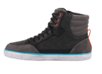 Alpinestars J-6 Waterproof Canvas motorcykelsko, sort antracit lyseblå, motorcykelstøvle i sneaker-stil, high-top design med sort canvas og grå læderpaneler, hvid sål med klar blå stribe, røde snørehuller og hælstrop