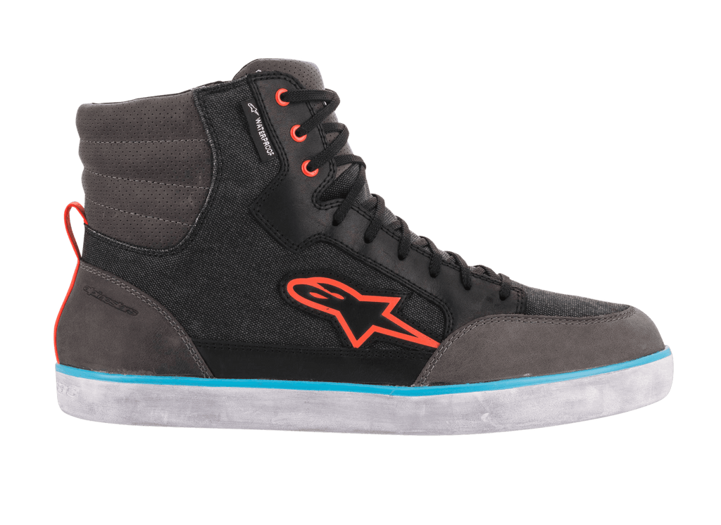 Alpinestars J-6 Waterproof Canvas motorcykelsko, sort antracit og lyseblå, high-top sneaker-silhuet med et orange Astars-logo, orange snørehuller og en lyseblå stribe på en hvid gummisål, afslappet urbant motorcykelfodtøj.