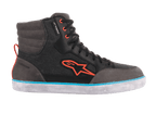 Alpinestars J-6 Waterproof Canvas motorcykelsko, sort antracit og lyseblå, high-top sneaker-silhuet med et orange Astars-logo, orange snørehuller og en lyseblå stribe på en hvid gummisål, afslappet urbant motorcykelfodtøj.