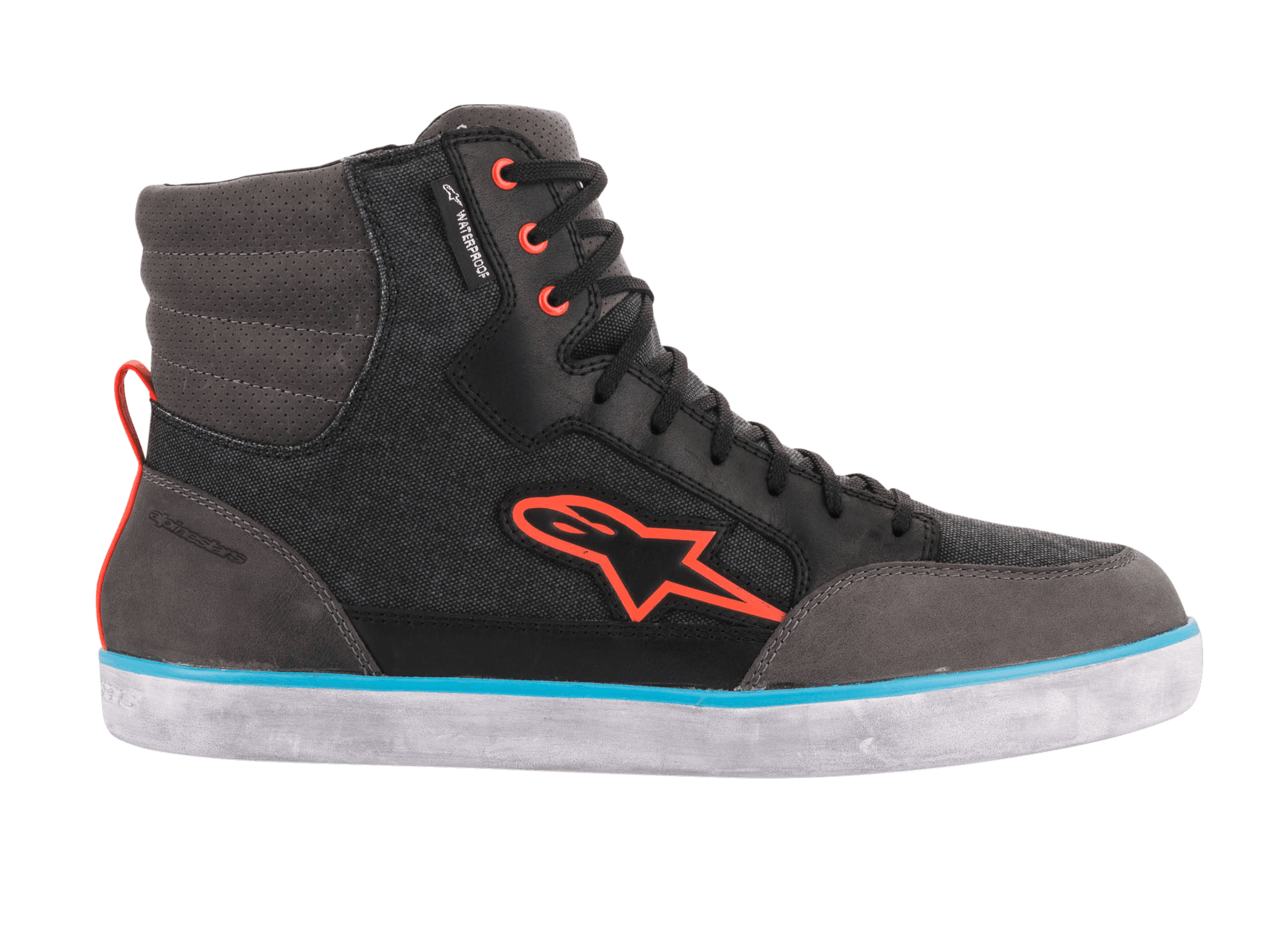 Alpinestars J-6 Waterproof Canvas motorcykelsko, sort antracit og lyseblå, high-top sneaker-silhuet med et orange Astars-logo, orange snørehuller og en lyseblå stribe på en hvid gummisål, afslappet urbant motorcykelfodtøj.