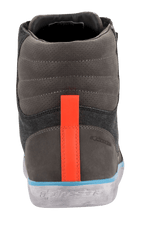 Alpinestars J-6 Waterproof Canvas ridesko, set bagfra, grå og antracitgrå overdel med en klar orange hælstribe, lyseblå kant over en grå slidt sål, motorcykelstøvle i urban sneaker-stil med præget branding