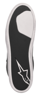 Alpinestars J-6 Waterproof Canvas ridesko, set fra undersiden, sort tekstureret gummi med hvid sektion ved forfoden og hvidt Alpinestars-stjernelogo på hælen, holdbart gummikopsål-design til motorcykelkørsel.