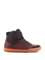 Alpinestars Chrome Crafted Drystar® sko, brune high-top urbane motorcykel-sneakers, sidevisning der viser den vandtætte læderkonstruktion, mørkebrune ruskindsdetaljer og en markant orange gummisål.