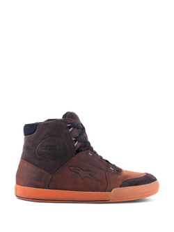 Alpinestars Chrome Crafted Drystar® sko, brune high-top urbane motorcykel-sneakers, sidevisning der viser den vandtætte læderkonstruktion, mørkebrune ruskindsdetaljer og en markant orange gummisål.
