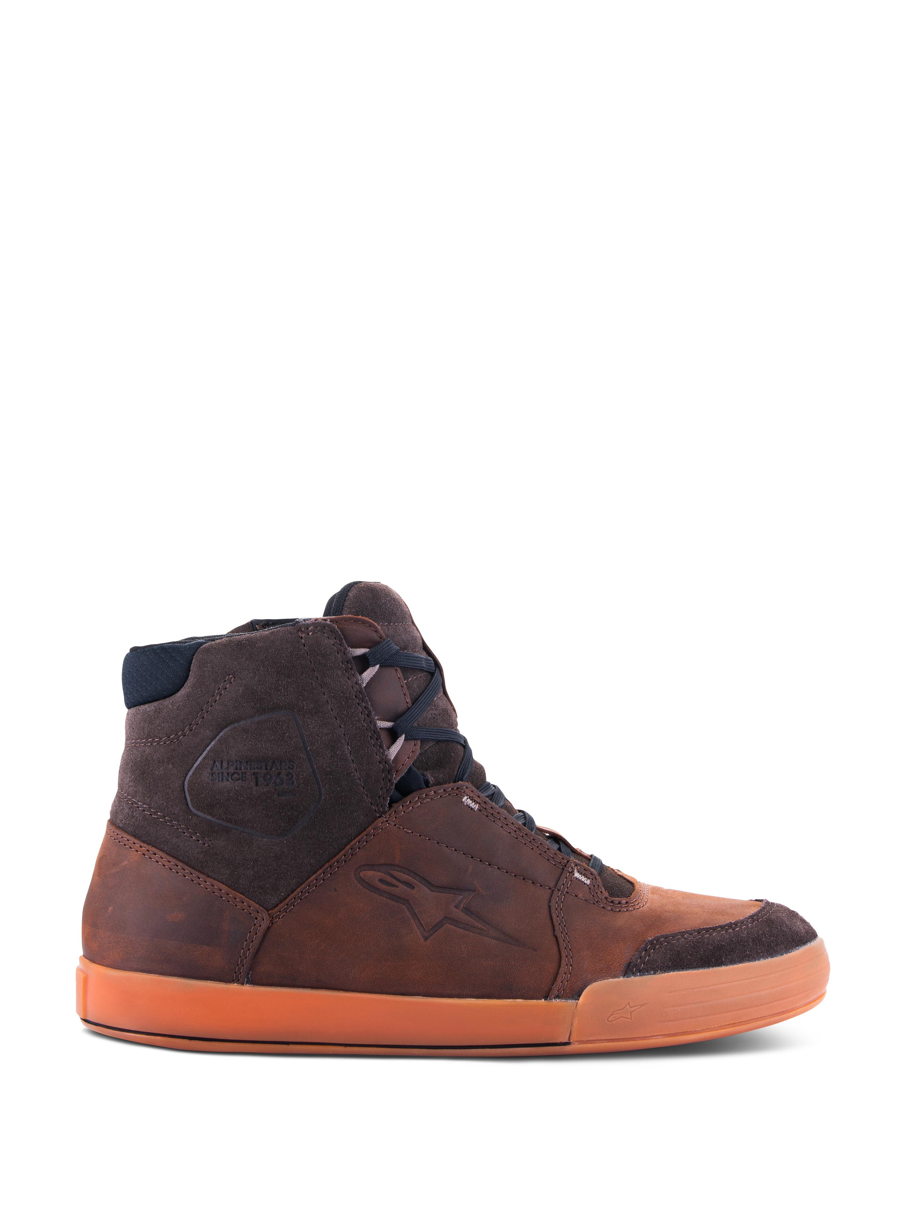 Alpinestars Chrome Crafted Drystar® sko, brune high-top urbane motorcykel-sneakers, sidevisning der viser den vandtætte læderkonstruktion, mørkebrune ruskindsdetaljer og en markant orange gummisål.