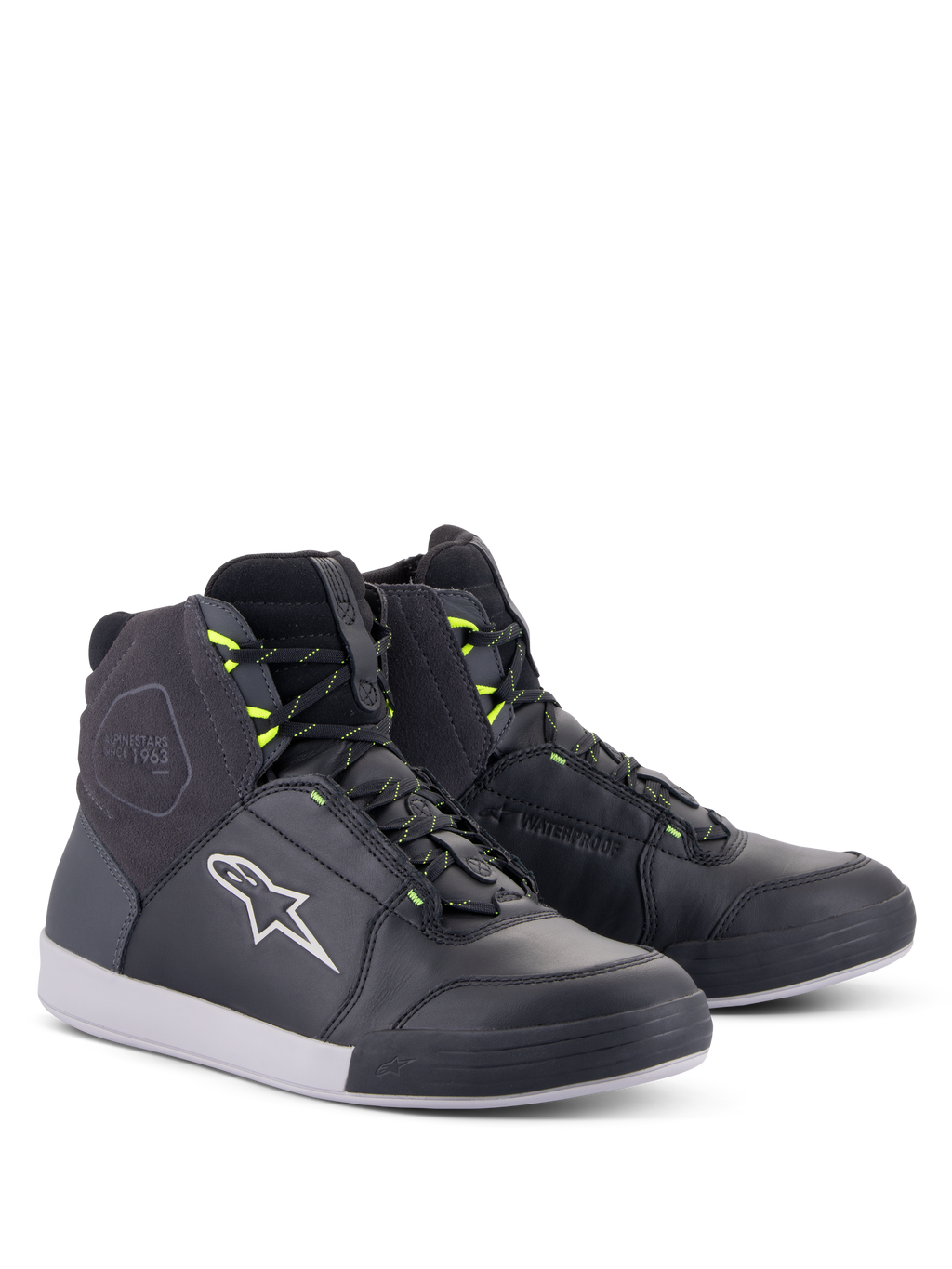 Alpinestars Chrome Drystar® sko, urbane motorcykelsko, sort, mørkegrå og gul fluo, high-top silhuet i førsteklasses læder og ruskind, med hvidt Alpinestars logo og neongule snørebåndsstropper, afslappet beskyttende fodtøj i street-stil