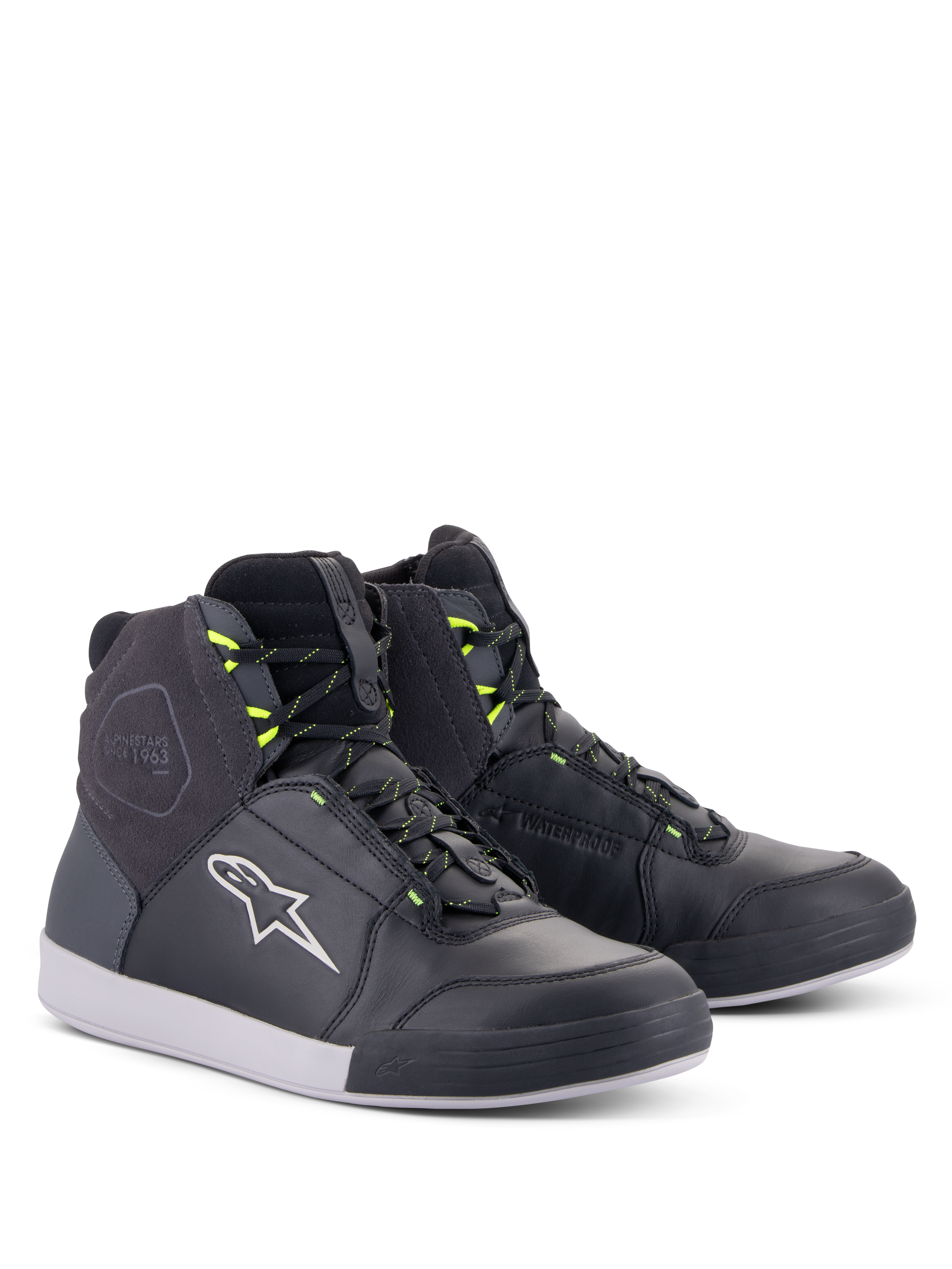 Alpinestars Chrome Drystar® sko, urbane motorcykelsko, sort, mørkegrå og gul fluo, high-top silhuet i førsteklasses læder og ruskind, med hvidt Alpinestars logo og neongule snørebåndsstropper, afslappet beskyttende fodtøj i street-stil
