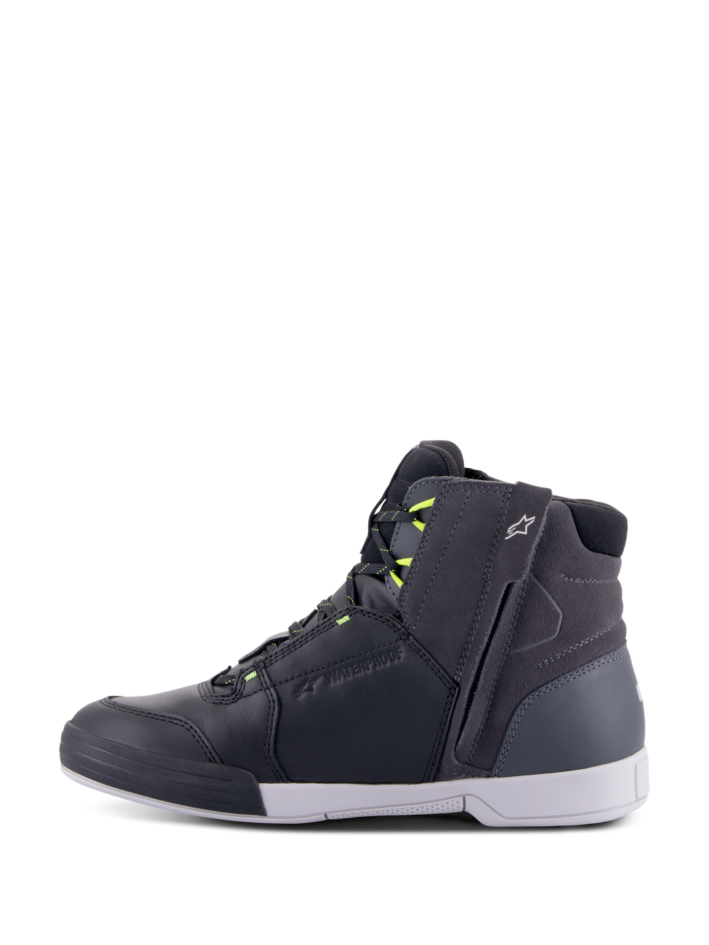 Alpinestars Chrome Drystar® sko, motorcykelsko, sort, mørkegrå og neon gul, sideprofil der viser et afslappet high-top urbant design, lynlås i siden, hvid sål, og vandtæt konstruktion i læder og ruskind med neon gule detaljer