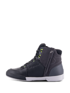 Alpinestars Chrome Drystar® sko, motorcykelsko, sort, mørkegrå og neon gul, sideprofil der viser et afslappet high-top urbant design, lynlås i siden, hvid sål, og vandtæt konstruktion i læder og ruskind med neon gule detaljer