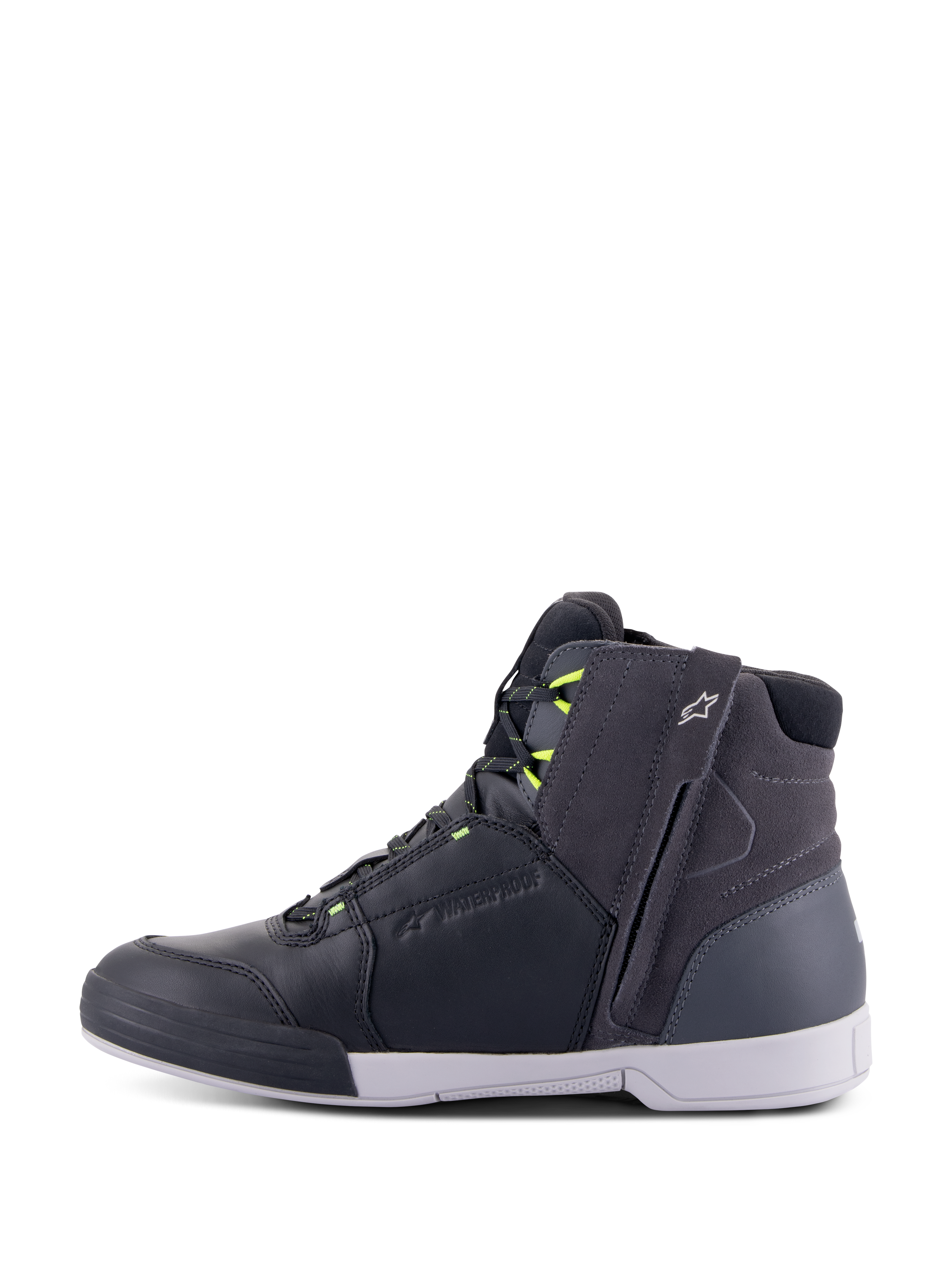 Alpinestars Chrome Drystar® sko, motorcykelsko, sort, mørkegrå og neon gul, sideprofil der viser et afslappet high-top urbant design, lynlås i siden, hvid sål, og vandtæt konstruktion i læder og ruskind med neon gule detaljer