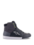 Alpinestars Chrome Drystar sko, urbane motorcykel-sneakers i sort, mørkegrå og neon gul, med paneler i førsteklasses læder og ruskind, hvid sål, neongule snørebånd og det karakteristiske stjernelogo