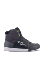 Alpinestars Chrome Drystar sko, urbane motorcykel-sneakers i sort, mørkegrå og neon gul, med paneler i førsteklasses læder og ruskind, hvid sål, neongule snørebånd og det karakteristiske stjernelogo