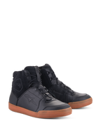Alpinestars Chrome Drystar® sko, urbane vandtætte motorcykelsko, overdel i sort læder og ruskind med gum-farvet sål, high-top sneaker design, afslappet køreudstyr med beskyttende funktioner