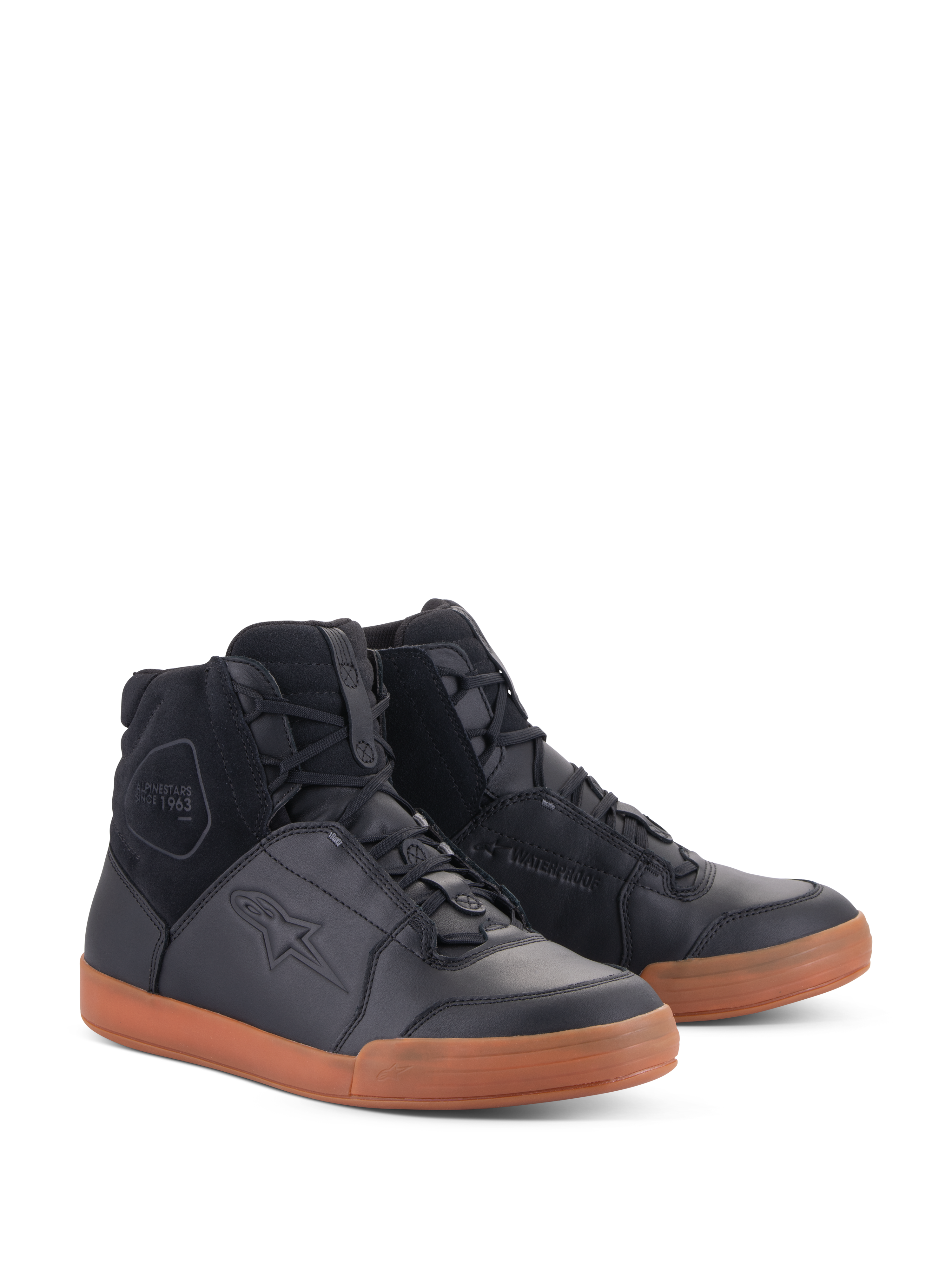 Alpinestars Chrome Drystar® sko, urbane vandtætte motorcykelsko, overdel i sort læder og ruskind med gum-farvet sål, high-top sneaker design, afslappet køreudstyr med beskyttende funktioner