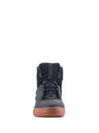 Alpinestars Chrome Drystar® sko, sort og gummi, urban motorcykelsko set forfra, afslappet high-top sneaker-stil med snørebånd, konstruktion i læder og ruskind med en brun gummisål