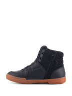 Alpinestars Chrome Drystar® sko, Black Black Gum, urban motorcykelfodtøj med overdel i sort læder og ruskind, high-top sneaker-profil, gummifarvet gummisål, lynlåsåbning i siden