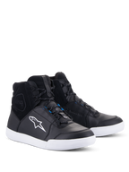 Alpinestars Chrome Drystar® sko, urbane motorcykelsko, sort og hvid med blå detaljer, high-top sneaker-design med overdel i læder og ruskind, hvid kontrastsål og hvidt Astars-logo, vandtæt fodtøj til bykørsel