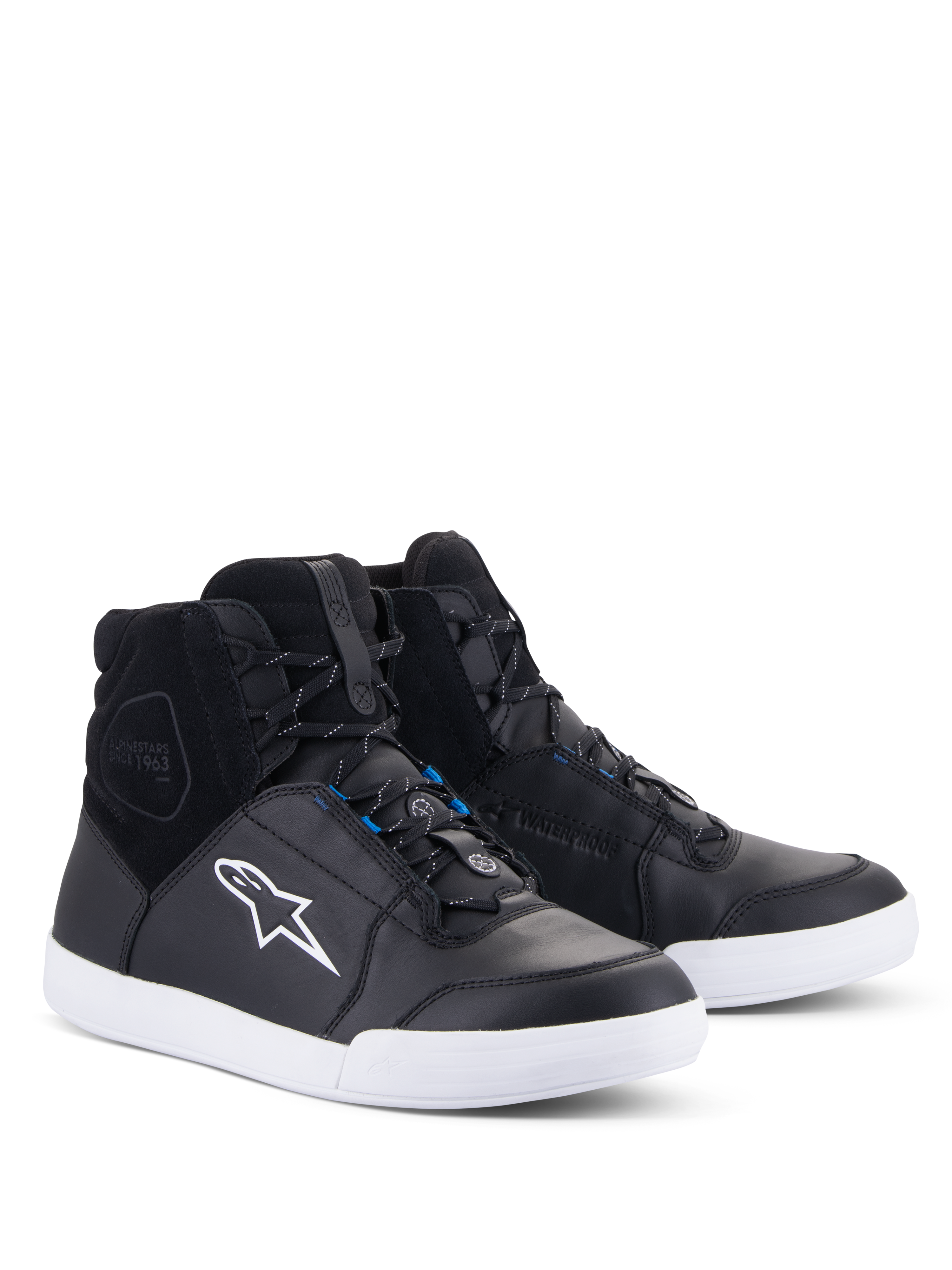 Alpinestars Chrome Drystar® sko, urbane motorcykelsko, sort og hvid med blå detaljer, high-top sneaker-design med overdel i læder og ruskind, hvid kontrastsål og hvidt Astars-logo, vandtæt fodtøj til bykørsel
