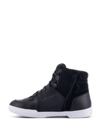 Alpinestars Chrome Drystar® sko, motorcykelsko til bykørsel, sort og hvid med blå detaljer, overdel i læder og ruskind, lynlås i siden, hvid sål, vandtæt branding, afslappet high-top sneaker-stil