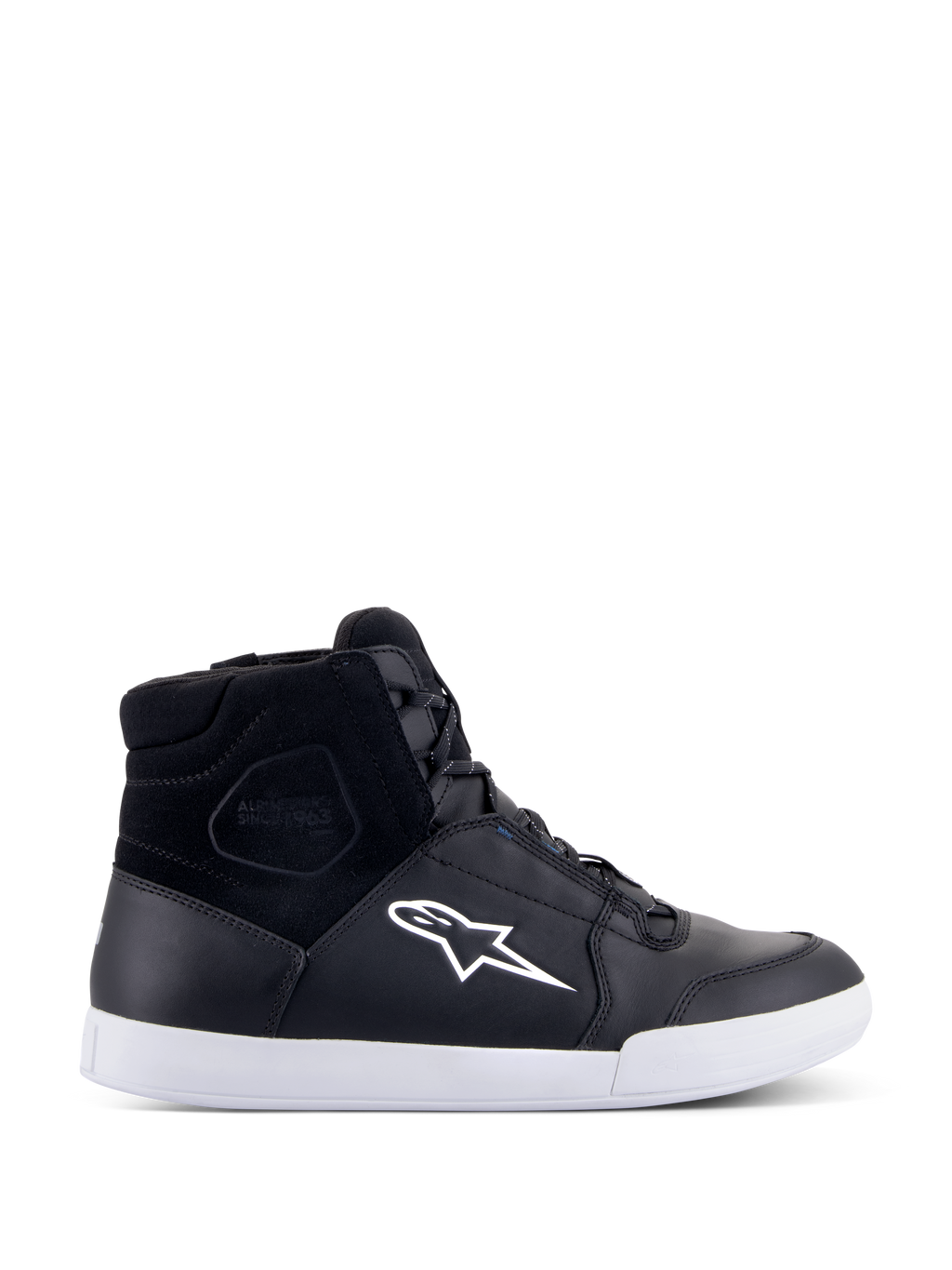 Alpinestars Chrome Drystar sko, sorte høje motorcykel-sneakers med hvidt stjernelogo og hvid sål, vandtæt overdel i læder og ruskind, urbant kørefodtøj med polstret ankelkrave