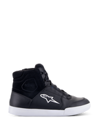Alpinestars Chrome Drystar sko, sorte høje motorcykel-sneakers med hvidt stjernelogo og hvid sål, vandtæt overdel i læder og ruskind, urbant kørefodtøj med polstret ankelkrave