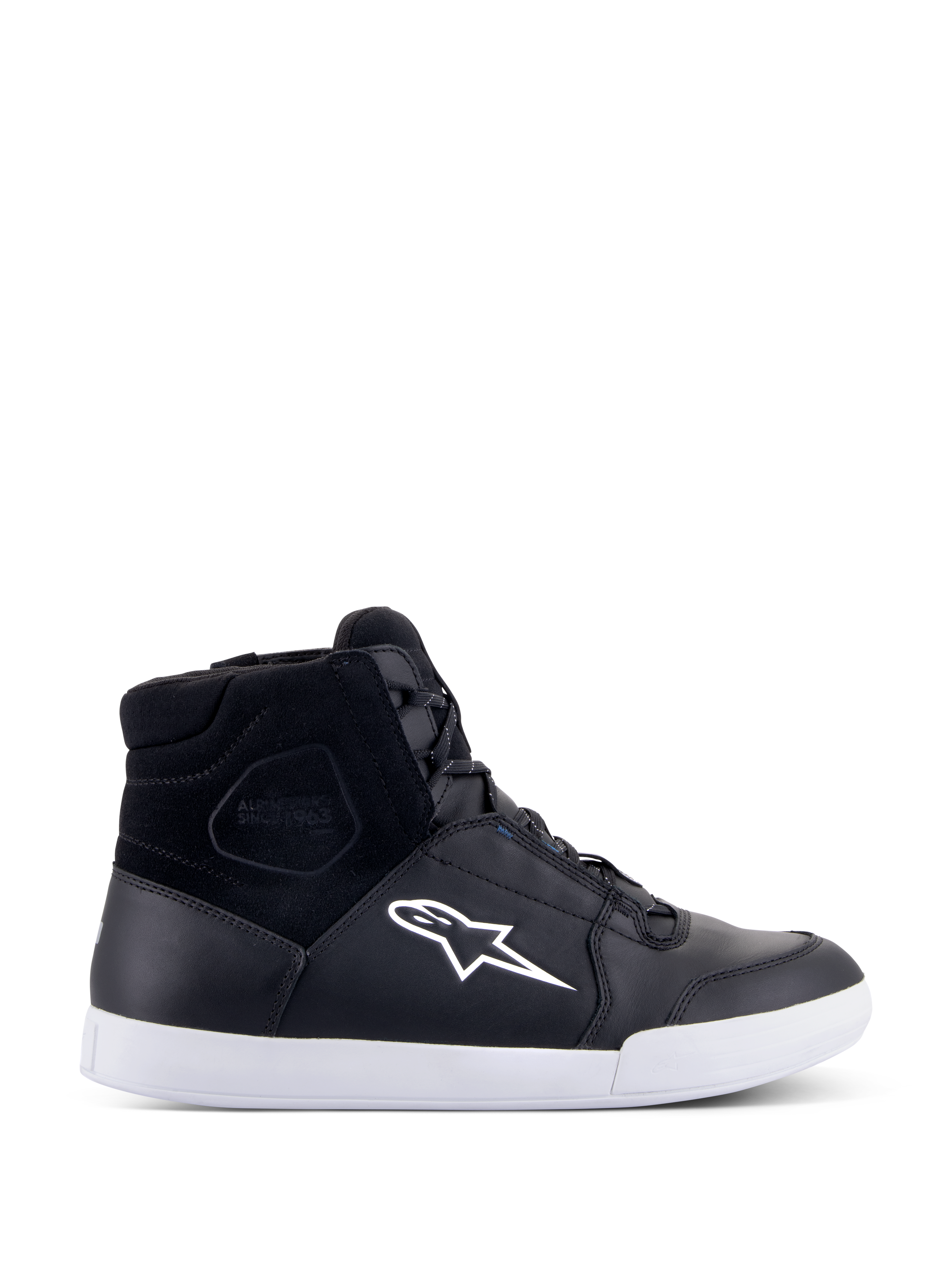 Alpinestars Chrome Drystar sko, sorte høje motorcykel-sneakers med hvidt stjernelogo og hvid sål, vandtæt overdel i læder og ruskind, urbant kørefodtøj med polstret ankelkrave