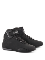 Alpinestars Sektor Waterproof sko, motorcykel køresko, sort, mellemhøj silhuet med snørebånd og velcro-ankelrem, hvidt Alpinestars-logo, letvægts mikrofiberchassis med forstærkede paneler og gummisål