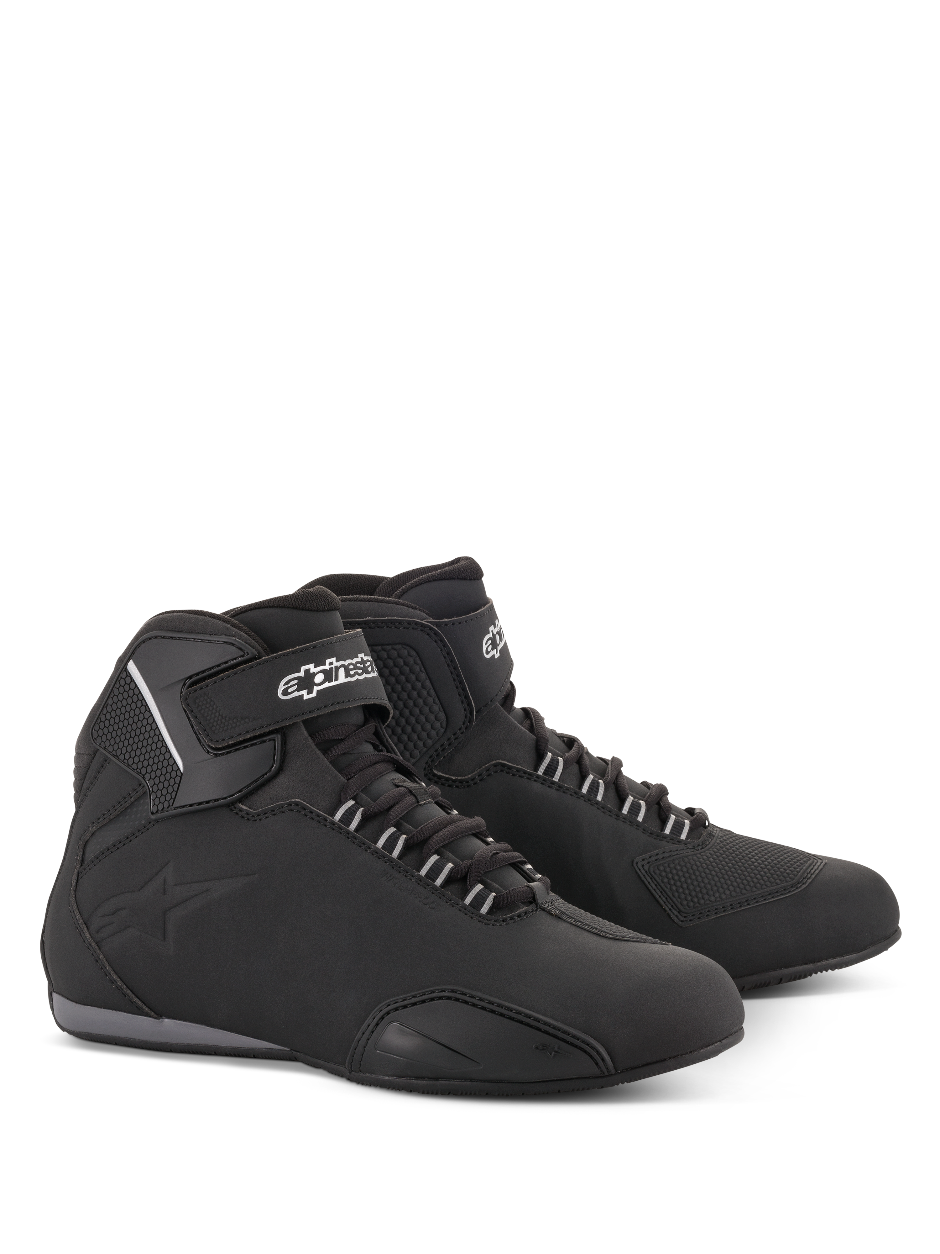 Alpinestars Sektor Waterproof sko, motorcykel køresko, sort, mellemhøj silhuet med snørebånd og velcro-ankelrem, hvidt Alpinestars-logo, letvægts mikrofiberchassis med forstærkede paneler og gummisål