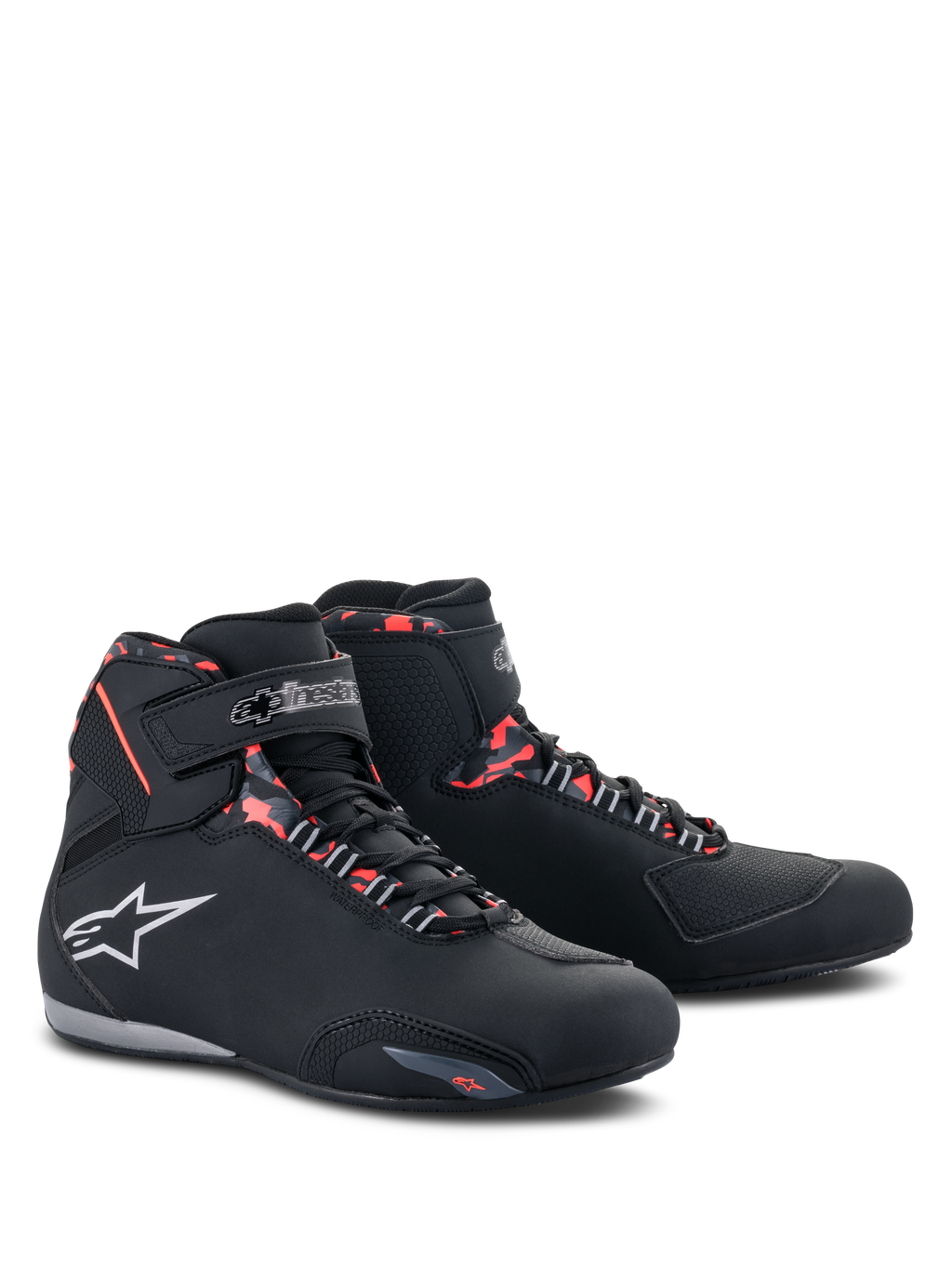 Alpinestars Sektor vandtætte sko, motorcykelsko, sort, mørkegrå og rød fluo, med hvidt Alpinestars-logo, high-top-profil med snørebånd og velcrolukning, strømlinet vandtæt design til landevejskørsel