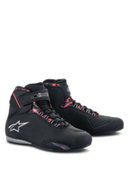 Alpinestars Sektor vandtætte sko, motorcykelsko, sort, mørkegrå og rød fluo, med hvidt Alpinestars-logo, high-top-profil med snørebånd og velcrolukning, strømlinet vandtæt design til landevejskørsel