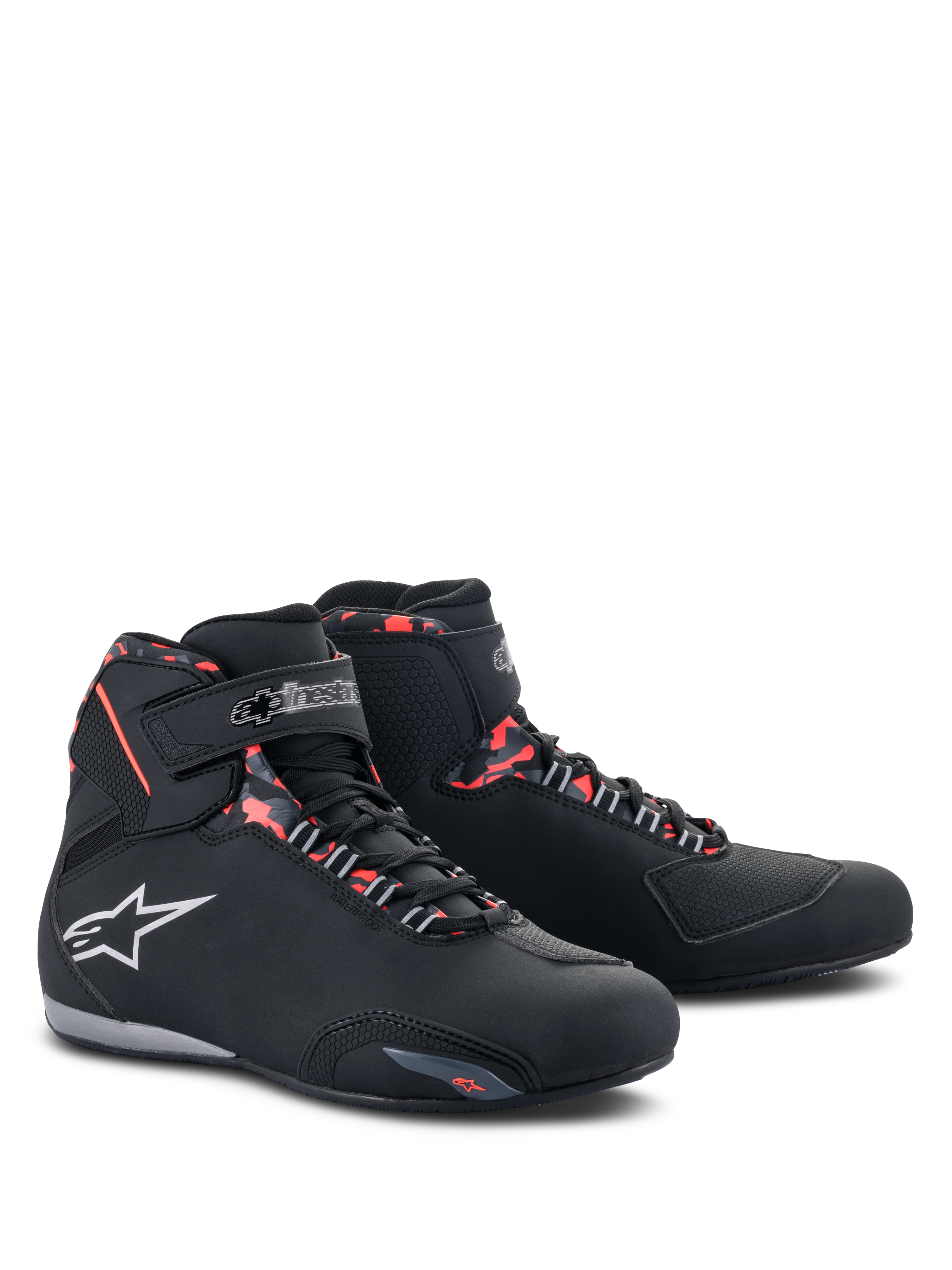 Alpinestars Sektor vandtætte sko, motorcykelsko, sort, mørkegrå og rød fluo, med hvidt Alpinestars-logo, high-top-profil med snørebånd og velcrolukning, strømlinet vandtæt design til landevejskørsel
