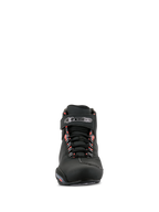 Alpinestars Sektor Waterproof sko, motorcykelsko, sort, mørkegrå og rød fluo, set forfra, der viser sort mikrofiber-chassis, snørebåndslukning med velcro-ankelstrop med logo og røde fluorescerende detaljer ved snørehullerne.