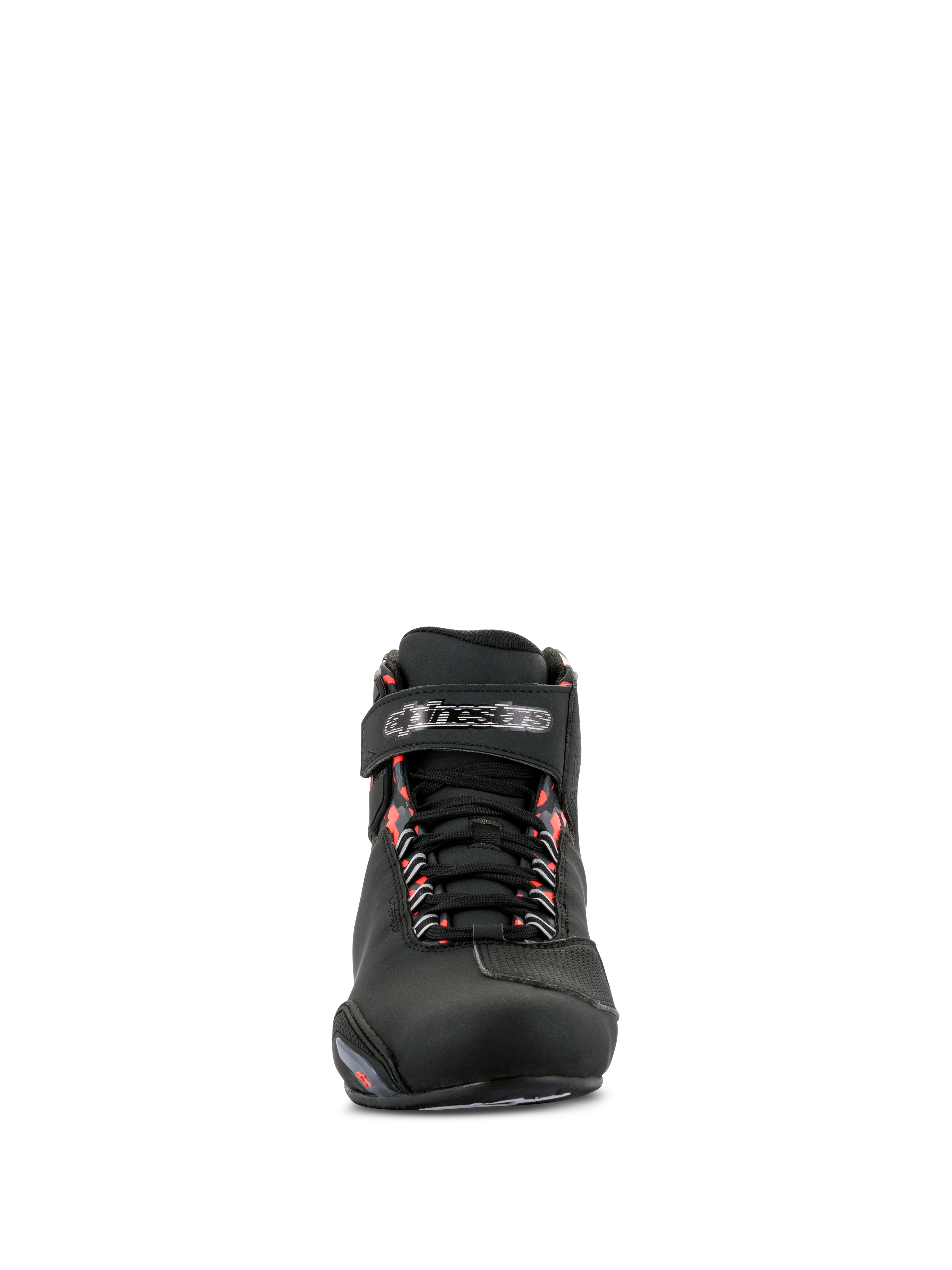 Alpinestars Sektor Waterproof sko, motorcykelsko, sort, mørkegrå og rød fluo, set forfra, der viser sort mikrofiber-chassis, snørebåndslukning med velcro-ankelstrop med logo og røde fluorescerende detaljer ved snørehullerne.