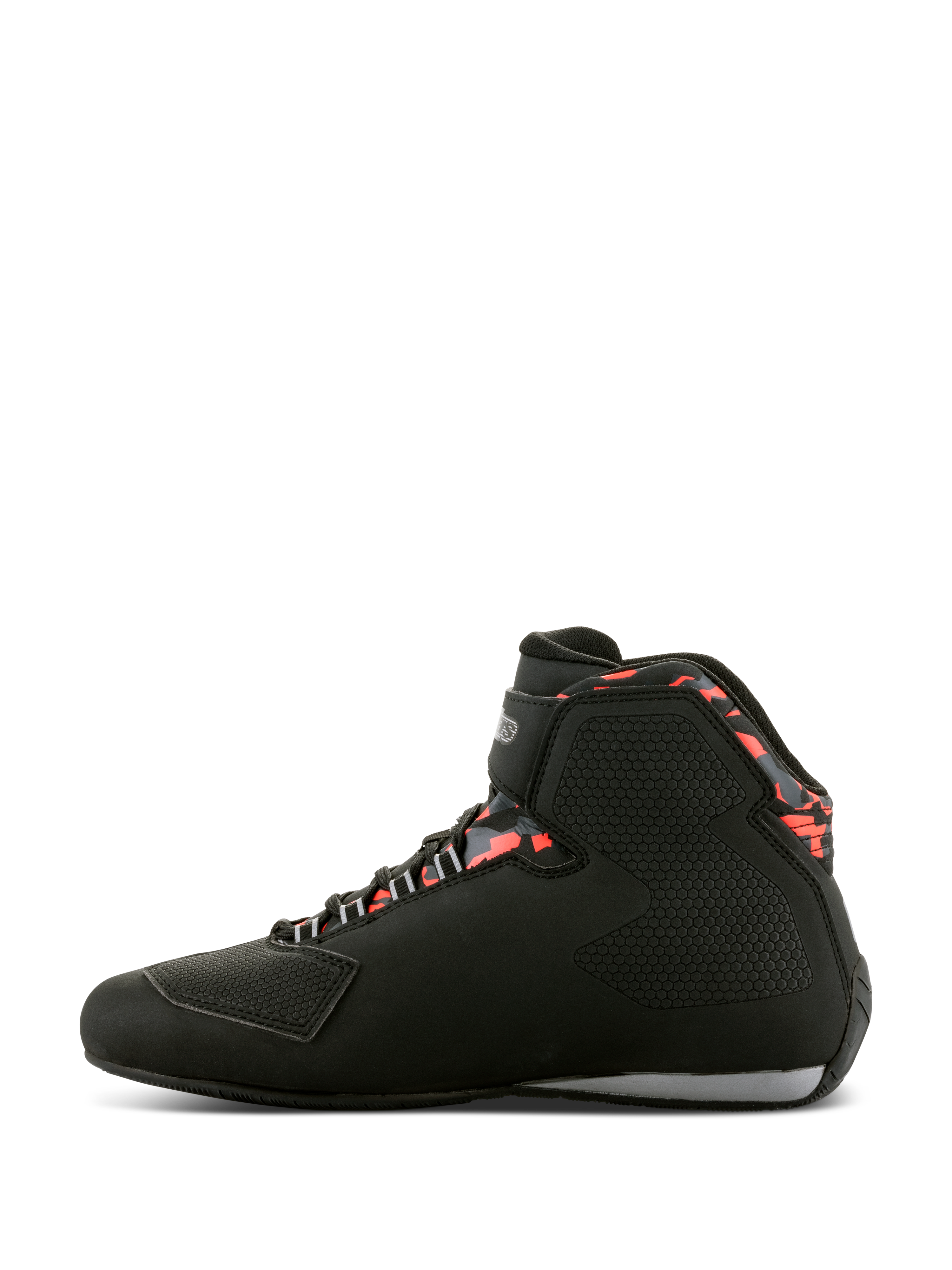 Alpinestars Sektor Waterproof sko, motorcykelsko, sort, mørkegrå og rød fluo, profilvisning fra siden med high-top design, velcro-ankelrem, forstærket gearskiftepude og mønstrede røde detaljer omkring kraven