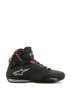 Alpinestars Sektor Waterproof sko, motorcykelsko, sort mørkegrå og rød fluo, sideprofil med snørebånd og velcrostrop, hvidt logo og røde detaljer i camo-stil på ankelkraven.
